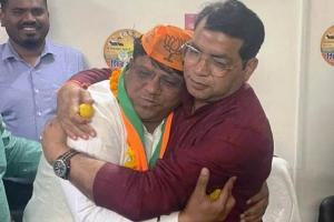 रुद्रपुर: ठुकराल के करीबी ने छोड़ा साथ, विधायक शिव ने लगाया गले