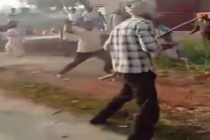 Video: गोंडा में भिड़े दो पक्ष, बच्चों के विवाद में जमकर चलाये पत्थर और डंडे  