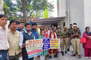 लखनऊ: शिक्षक भर्ती अभ्यर्थियों ने केशव मौर्य और ओपी राजभर का घेरा आवास