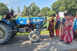 शांतिपुरी: खनन वाहनों के गांव में घुसने पर महिलाओं ने लगाया जाम