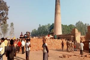 अयोध्या में बड़ा हादसा, ईंट निकासी के दौरान गिरी भट्ठे की दीवार, महिला मजदूर की मौत  