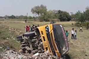 Video: जौनपुर में पलटी स्कूल बस, चार बच्चे घायल  