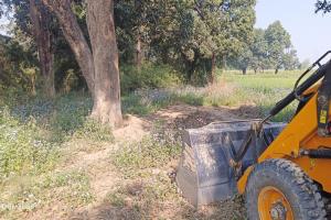अयोध्या: आरसीसी सेंटर की भूमि पर कब्जा, मजदूरों को भगाया