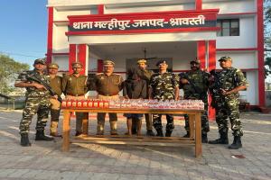 श्रावस्ती: एसएसबी और पुलिस टीम ने 151 शीशी नेपाली शराब के साथ एक को पकड़ा