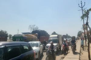 अयोध्या: लखनऊ-गोरखपुर हाइवे पर पर लगा लंबा जाम, रेंगते रहे वाहन, सर्विस रोड नहीं संभाल पा रहा यातायात का दबाव 
