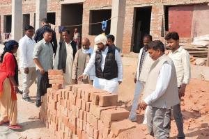 सुलतानपुर: निर्माणाधीन सड़क में गिट्टी के साथ मिट्टी देख भड़के विधायक ताहिर खान, एक्सईएन से की यह मांग