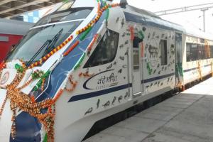 ट्रायल में रायबरेली पहुंची वन्दे भारत, गुरुवार से फर्राटा भरेगी ट्रेन, जानें कितने मिनट का है ठहराव 