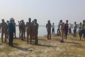 प्रतापगढ़:  स्नान कर रहे तीन दोस्त गंगा नदी में समाए, एक का मिला शव, तलाश में जुटे स्थानीय नाविक, जलपुलिस और गोताखोर