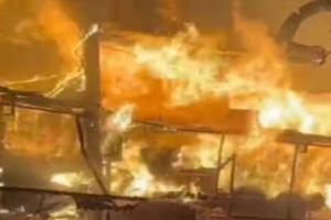 लखनऊ: रोड के किनारे बनी दुकानों में लगी आग, सामान जलकर हुआ राख 