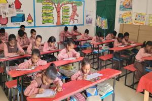 गोंडा: परिषदीय स्कूलों की वार्षिक परीक्षा प्रारंभ, शिक्षकों ने सवाल-जवाब कर परखा बच्चों का शैक्षिक स्तर