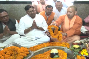 गोरखपुर: महाश‍िवरात्र‍ि पर भरोहिया शिव मंदिर में मुख्यमंत्री योगी ने की पूजा-अर्चना 