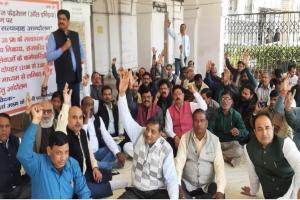 लखनऊ: पुरानी पेंशन बहाली और आठवें वेतन आयोग की मांग को लेकर एकजुट हुए देश भर के कर्मचारी