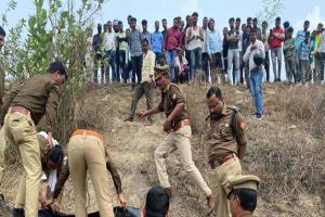 अंबेडकरनगर: बोरी में महिला का शव मिलने से इलाके में सनसनी, हत्या कर फेंके जाने की आशंका, शिनाख्त में जुटी पुलिस