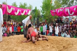 सुलतानपुर: अयोध्या के चूड़ादास ने हरियाणा के पहलवान को पटखनी दे खिताब पर किया कब्जा 