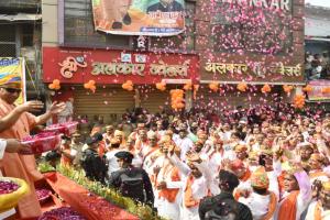Video: गोरखपुर में सीएम योगी ने खेली फूलों की होली, नरसिंह भगवान की उतारी आरती 