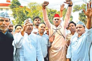 Kanpur: सपा ने केजरीवाल की गिरफ्तारी को बताया तानाशाही; विधायक अमिताभ ने बेड़ियों में कैद होकर किया प्रदर्शन