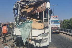 Kanpur Accident: तेज रफ्तार बस सड़क किनारे खड़े डंपर से टकराई...एक की मौत व 12 घायल