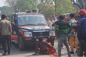 लखीमपुर खीरी: आरोपी को पकड़ने गई पुलिस से भिड़े ग्रामीण, जमकर हंगामा-पथराव