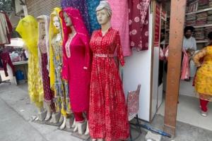बरेली: ईद को लेकर सजे कपड़ा बाजार, शरारा और पाकिस्तानी सूट की डिमांड...जानें कीमत