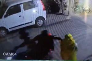 Kanpur Loot: बाइक सवार बदमाशों ने झपट्टा मारकर महिला से लूटी चेन...शिव मंदिर से दर्शन कर लौट रही थी घर, देखें- VIDEO