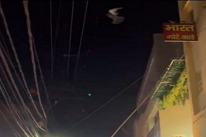 मुरादाबाद: बिजली के तारों में फंसे पक्षी के लिए फरिश्ता बने प्रभारी निरीक्षक मनोज कुमार...बचाई जान VIDEO