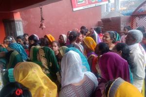 कासगंज: बसौड़ा पूजन...माता शीतला का पूजन कर की आरोग्य की कामना, मंदिर पर लगी महिलाओं की भीड़