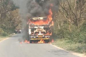 Kanpur: डंपर में लगी आग...चालक व परिचालक ने कूदकर बचाई जान, पुलिस ने रोड बंद कर वाहनों के आने-जाने पर लगाई रोक