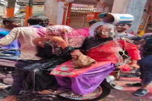 बिजनौर: बाइक सवार मुस्लिम परिवार को जबरन रोका...महिलाओं पर रंग डाला,  लगाए धार्मिक नारे VIDEO 