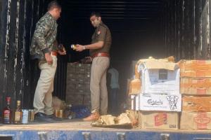 आगरा: GST टीम ने टैक्स चोरी के शक में पकड़ा कैंटर कार्गो, 750 पेटी अवैध शराब बरामद