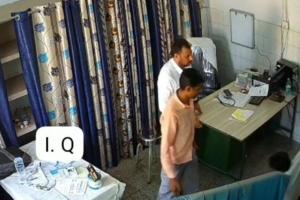 Mahoba News: जिला अस्पताल में इलाज कराने पहुंचा मरीज...डॉक्टर ने लात-जूतों से पीटा, इस बात से बौखलाए