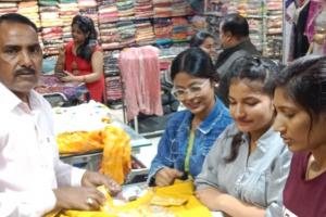 Fatehpur News: होली के बाद ईद के लिए सजा कपड़ों का बाजार...खरीदारी करने में जुटे लोग