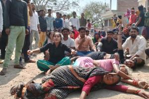 Kanpur Double Murder: दोहरे हत्याकांड को लेकर पुलिस के खिलाफ भड़का गुस्सा...जमीन पर लेटकर प्रदर्शन, तीन थानों का फोर्स पहुंचा