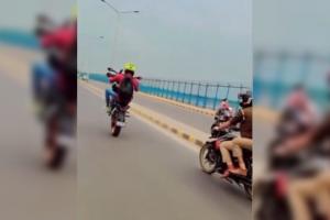Ganga Barrage Stunt: आगे बाइक सवार करता रहा स्टंट...पीछे देखकर चुपचाप चले गए पुलिसकर्मी, Video सोशल मीडिया में वायरल