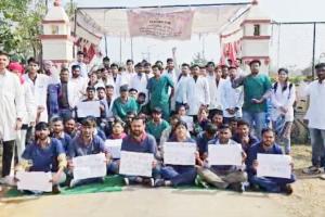 मिर्जापुर: BHU के साउथ कैंपस बरकछा के वेटनरी छात्रों ने शुरू किया अनिश्चितकालीन धरना, जानिए किस बात से हैं नाराज?  