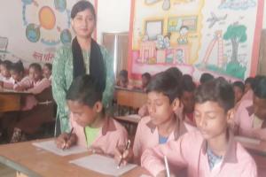 बहराइच: जिले के परिषदीय विद्यालयों में शुरू हुई वार्षिक परीक्षाएं, सुबह की पाली में हुआ गणित का exam