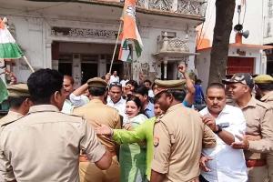 अयोध्या: विरोध प्रदर्शन के लिए निकले कांग्रेस कार्यकर्ताओं को पुलिस ने कार्यालय के बाहर रोका, बाहर से ही की नारेबाजी