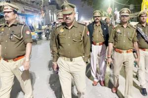 लखनऊ: सीएए लागू होते ही सड़क पर उतरी 'खाकी', पुलिस आयुक्त ने सुरक्षा बल के साथ पुराने शहर में निकाला फ्लैग मार्च