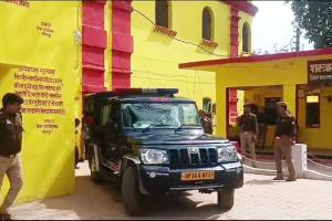सीतापुर: रामपुर कोर्ट में पेशी के लिए आजम खां सीतापुर जेल से हुए रवाना, कड़ी सुरक्षा के बीच वज्र वाहन से भेजे गए 