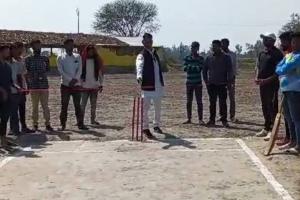 अंबेडकरनगर: क्रिकेट टूर्नामेंट का पिस्टल से फायर कर किया उद्घाटन, वीडियो वायरल