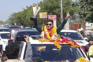 Indian Idol के विजेता वैभव गुप्ता पहुंचे कानपुर...रोड शो के दौरान हुआ स्वागत, बाबा आनंदेश्वर में टेका माथा