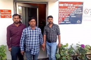 अंबेडकरनगर: एंटीकरप्शन टीम ने डीडीओ के नाजिर को 10000 रुपए रिश्वत लेते किया गिरफ्तार, देखें वीडियो