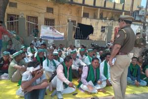 शाहजहांपुर: एमएसपी सहित विभिन्न मांगों को लेकर धरने पर बैठे किसान, पुलिस किसानों को मनाने में जुटी 