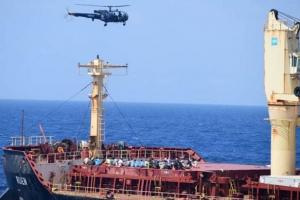 भारतीय नौसेना ने सोमालिया के 35 समुद्री डाकुओं को सरेंडर करने के लिए किया मजबूर, चालक दल के 17 सदस्यों की सुरक्षित रिहाई की सुनिश्चित
