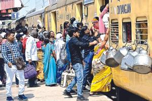Kanpur: होली पर ट्रेनें ठसाठस, खड़े होने की भी नहीं मिल रही जगह, खिड़कियों पर सामान बांधकर यात्रा कर रहे लोग