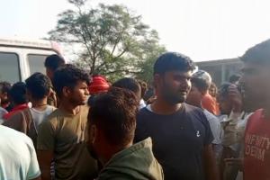 Fatehpur Accident: केमिकल लदा ट्रक अनियंत्रित होकर पलटा, खलासी की मौत...चालक की हालत गंभीर