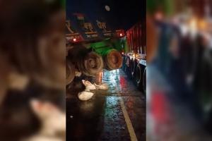 Fatehpur News: दो ट्रक आपस में टकराए...यमुना नदी की रेलिंग तोड़कर लटके, टला बड़ा हादसा