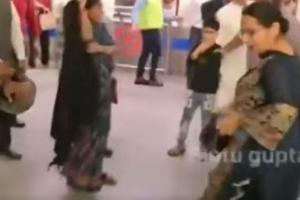 Delhi Metro में चोरी करती पकड़ी गईं दो महिलाएं, जमकर हुई धुलाई...Video Viral 