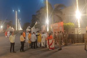 बरेली: PM मोदी के रोड शो में रथ के पीछे भी नहीं चल सके नेता, SPG ने रोका...काफिले को जाते देखते रह गए