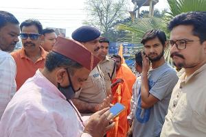 रुद्रपुर: झंडा लगाने पर हिंदूवादी संगठनों और पुलिस में नोकझोंक