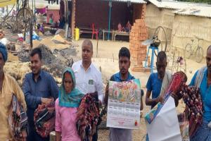 अयोध्या: अग्निपीड़ितों में बांटी राहत सामग्री, आग से 6 परिवारों की गृहस्थी हुई थी राख   